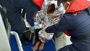 Yüzerek kaçmak istedi, az kalsın donuyordu