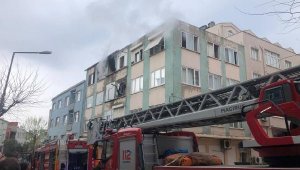 3 katlı binada yangın! 2 kişi dumandan etkilendi