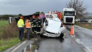 Akhisar'da kaza! Otomobil ile kamyon çarpıştı; 2 ölü