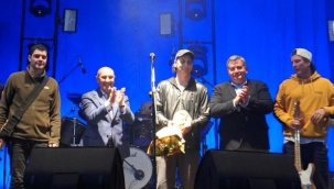 Çeşme meydanı doldurdu! Alaçatı Ot Festivali'nde Duman izdihamı