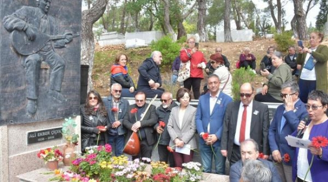 Ali Ekber Çiçek, mezarı başında türküleriyle anıldı