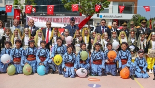 Aliağa'da, danslı, davullu, zurnalı 23 Nisan Çocuk Bayramı kutlaması