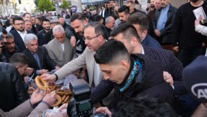 Bakan Kasapoğlu, bayram namazını İzmir'de kıldı, gevrek ikram etti