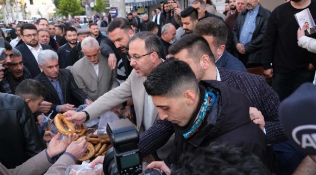 Bakan Kasapoğlu, bayram namazını İzmir'de kıldı, gevrek ikram etti