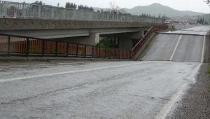 Balıkesir'de yaşanan selde, Kepsut köprüsünde çökme oldu