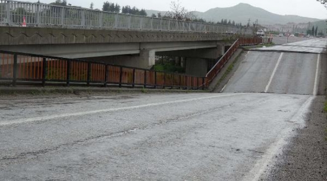 Balıkesir'de yaşanan selde, Kepsut köprüsünde çökme oldu