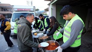 Bayraklı Belediyesi Başkanı Sandal, depremzedeler için iftar verdi