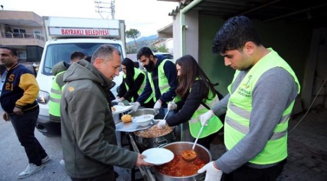 Bayraklı Belediyesi Başkanı Sandal, depremzedeler için iftar verdi