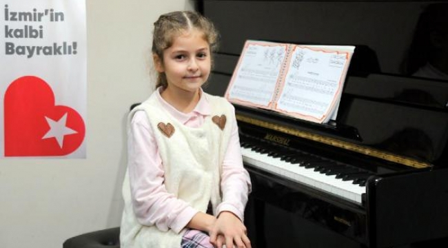 Bayraklı Belediyesi kursunda piyanoyla tanıştı, sanatçı olmak istiyor