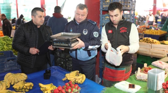Bayraklı Zabıtası, dükkanlar ve pazar yerlerinde tartı kontrolü yaptı