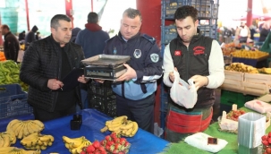 Bayraklı Zabıtası, dükkanlar ve pazar yerlerinde tartı kontrolü yaptı