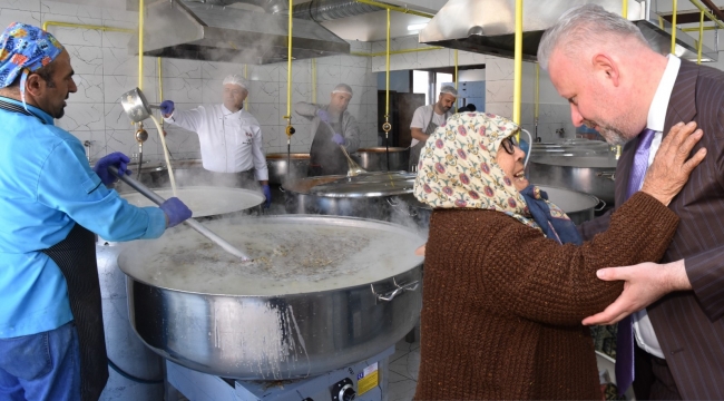 Belediye, her gün 10 bin kişilik yemek çıkarıyor