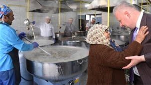 Belediye, her gün 10 bin kişilik yemek çıkarıyor