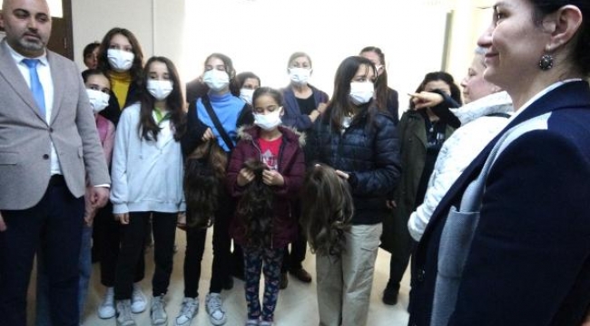 Bir okulun saçları kanser hastalarına peruk oldu