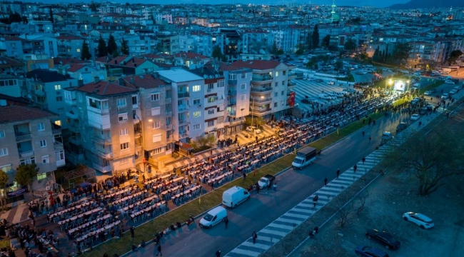 Buca Cezaevi yolu trafiğe açıldı! Taşıtlar geçmeden iftar verildi