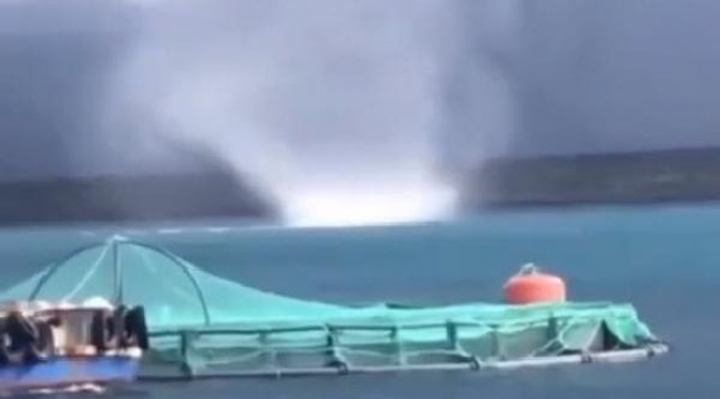 Çeşme açıklarında hortum kamerada