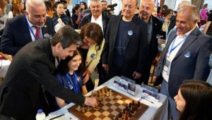Çeşme Belediyesi'nin ev sahipliğinde satranç turnuvası düzenlendi