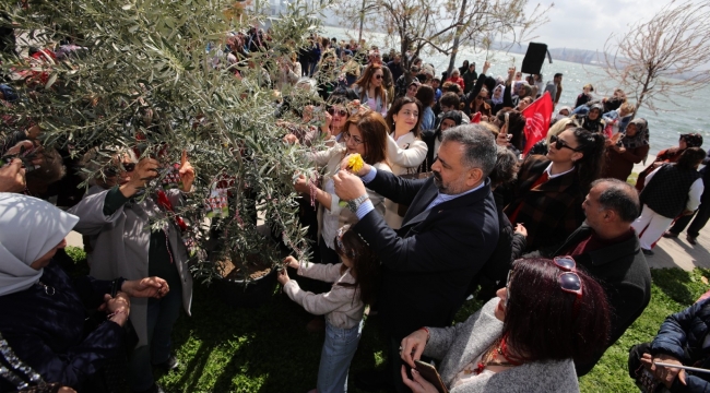 CHP'li kadınlar, marteniçka bileklerini ağaçlara asarak seçimi kazanmayı diledi