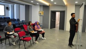 Depremzede öğretmen, gençleri üniversiteye hazırlıyor