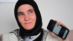 Ders notlarını ses kaydıyla dinleyen görme engelli Hülya, üniversiteyi bitirdi