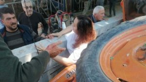 Duvarla traktör arasında sıkıştılar