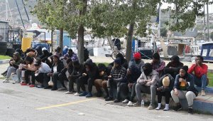 Foça açıklarında geri itilen 42 göçmen kurtarıldı