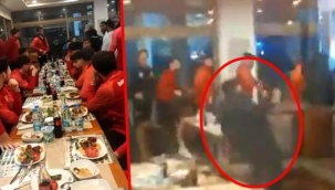 Futbolcular, yemek yerken saldırıya uğradı