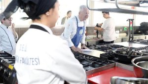 Gastronomi öğrencileri ve Alman şef, işitme engellilere aşçılık eğitimi için mutfağa girdi