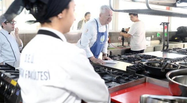 Gastronomi öğrencileri ve Alman şef, işitme engellilere aşçılık eğitimi için mutfağa girdi