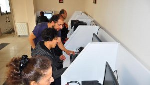 Hatay'da enkazdan kurtardığı komşusuna bilgisayar dersi veriyor