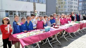 İlkokul öğrencileri, depremzedeler için kermes düzenledi