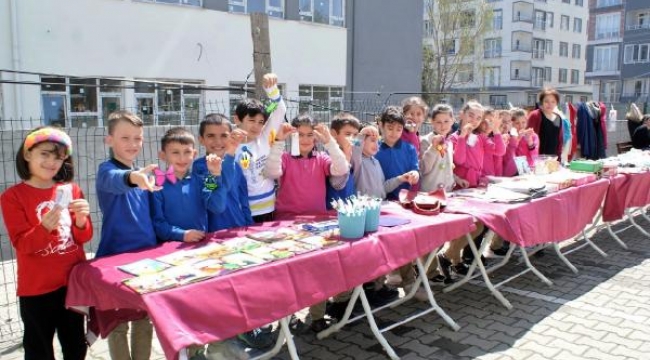 İlkokul öğrencileri, depremzedeler için kermes düzenledi