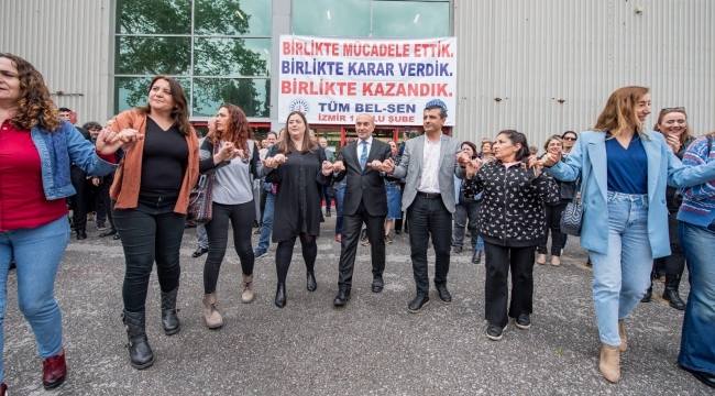 İzmir Büyükşehir Belediyesi memurları sözleşmeyi halayla kutladı