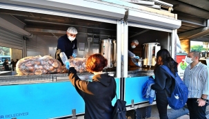 İzmir'de öğrencilerin karnını belediye doyuruyor