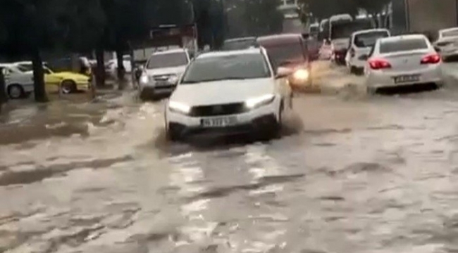 İzmir'in caddeleri göle döndü