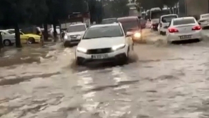 İzmir'in caddeleri göle döndü