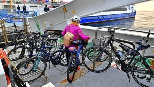 İzmir'in havası, vapurlarda "bisikletli yolcu" taşınmasıyla daha temiz