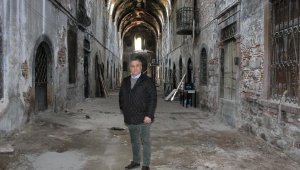 İzmir'de kağıt toplayıcıların kaldığı tarihi Çakaloğlu Hanı temizlendi