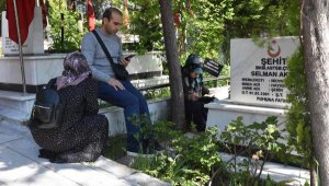 İzmir'de şehitlikte buruk bayram