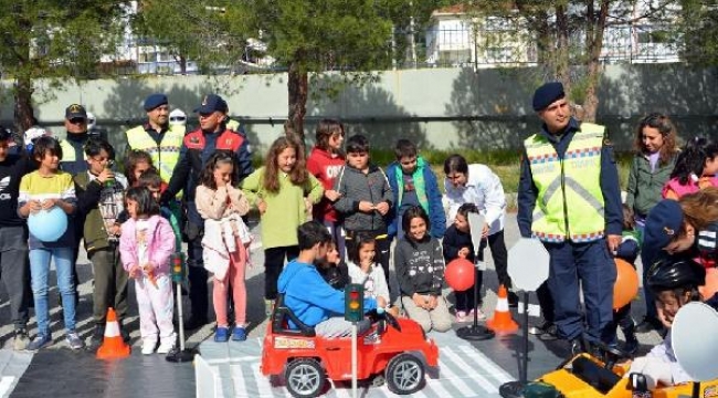 Jandarmadan depremzede çocuklara trafik eğitimi