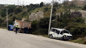 Kamyonla çarpışan minibüsün sürücüsü öldü