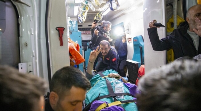 Kaza geçiren HDP'liye devlet hava ambulansı gönderdi, o 'zafer' işareti yaptı