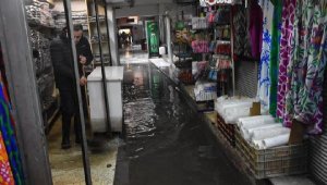 Kemeraltı'nı yine su bastı! Esnaf tepkili