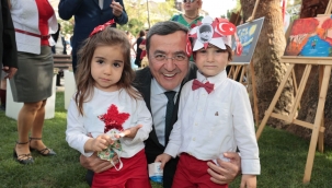 Konak'ın parklarında 23 Nisan coşkusu! Başkan Batur çocuklarda