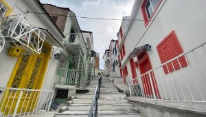 Konak'ta iki mahalledeki cephe çalışması tarihi yapıları renklendirdi