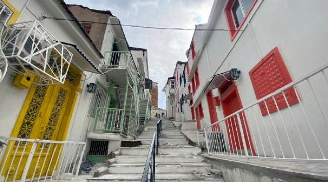 Konak'ta iki mahalledeki cephe çalışması tarihi yapıları renklendirdi