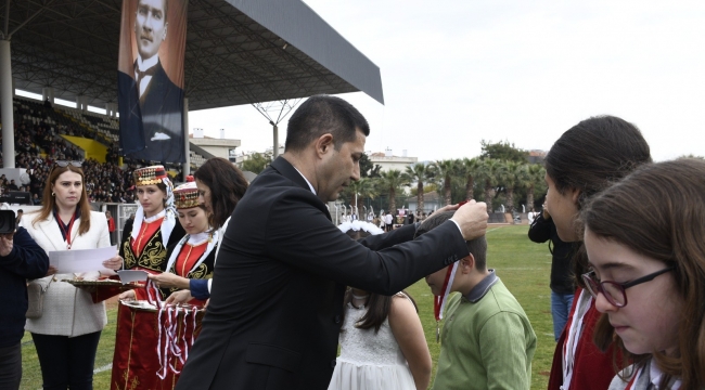 Kuşadası'nda rengarenk Ulusal Egemenlik ve Çocuk Bayramı