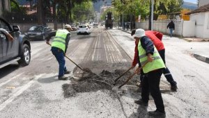 Manisa'nın prestij caddesi 4 bin ton asfalt dökülerek yenileniyor