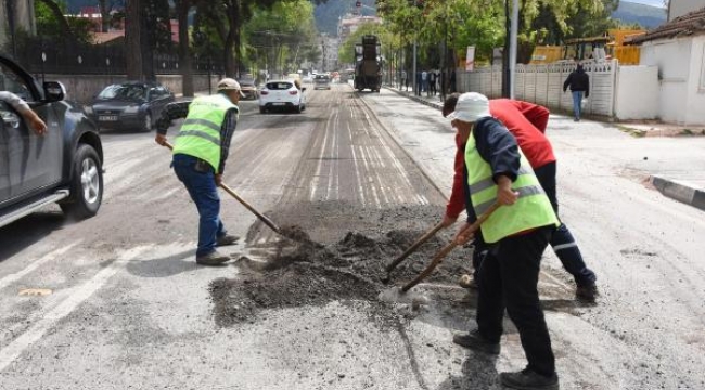 Manisa'nın prestij caddesi 4 bin ton asfalt dökülerek yenileniyor
