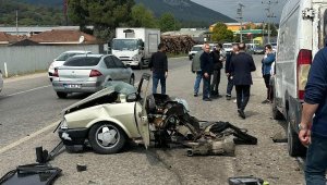 Minibüsle çarpışan otomobil ikiye bölündü